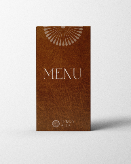 Menu au design élégant en relief sur fond brun.