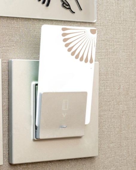 Carte blanche insérée dans un lecteur, fixée à un mur beige.