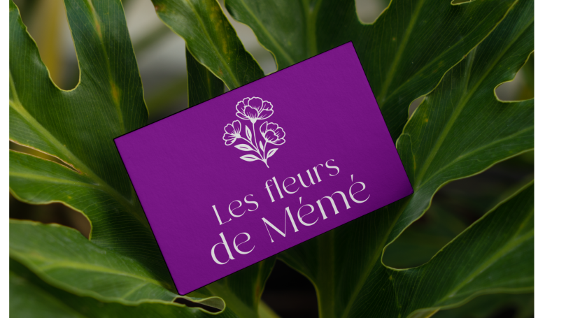 Carte violette avec le texte "Les fleurs de Mêmes" et un motif floral.