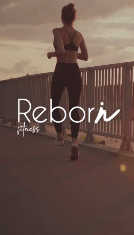 Femme courant au coucher de soleil, vêtue de vêtements de sport. Logo Rebori visible.