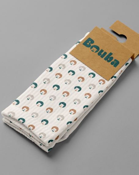 Chaussettes blanches à motifs colorés, emballées avec une étiquette en carton.