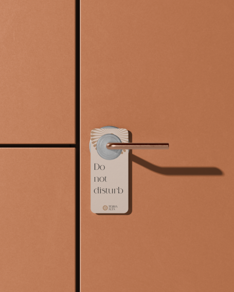 Poignée de porte avec une étiquette "Do not disturb" sur fond orange.