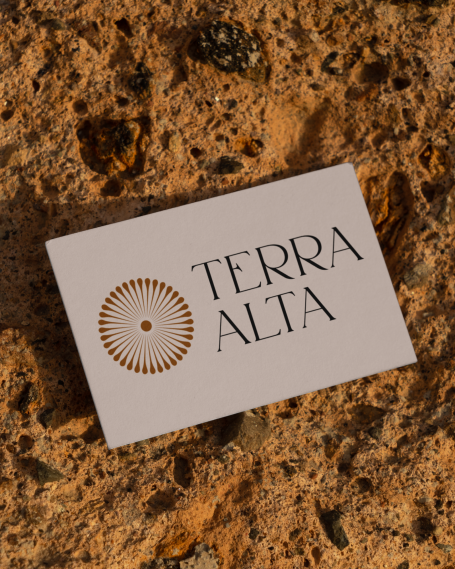 Carte de visite de "TERRA ALTA" posée sur le sol.