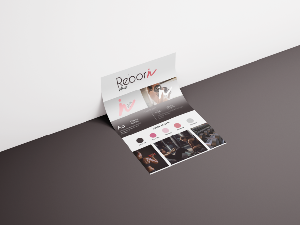 Brochure pliée présentant des informations sur une entreprise ou un événement.