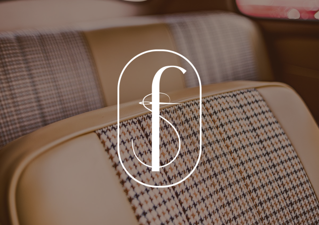 Logo stylisé sur un fond de banquette vintage à motif écossais.