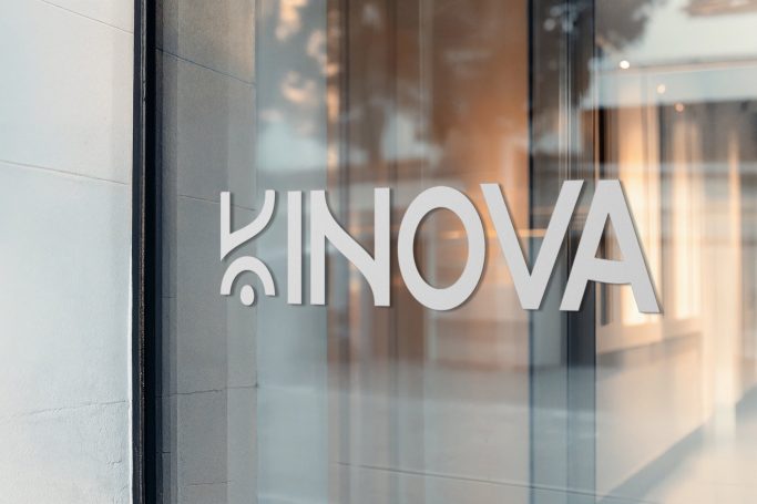 Logo de l'entreprise "INOVA" sur une vitrine en verre.