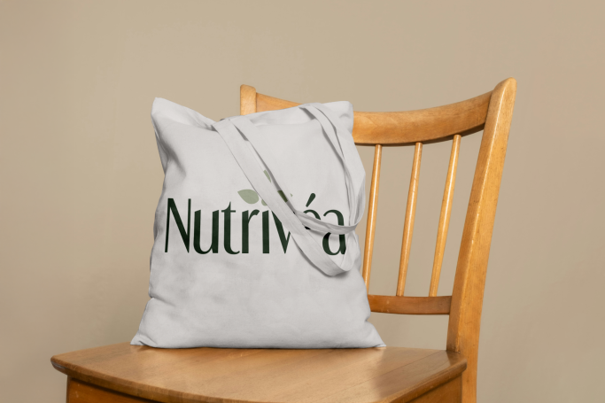 Sac en toile portant le logo "Nutrivéa", posé sur une chaise en bois.