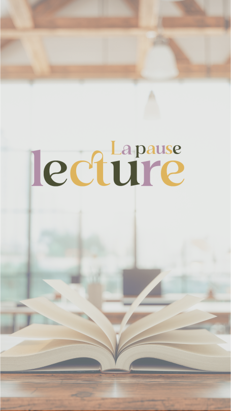 Livre ouvert sur une table, avec le texte "L'apure lecture" en couleur sur fond lumineux.