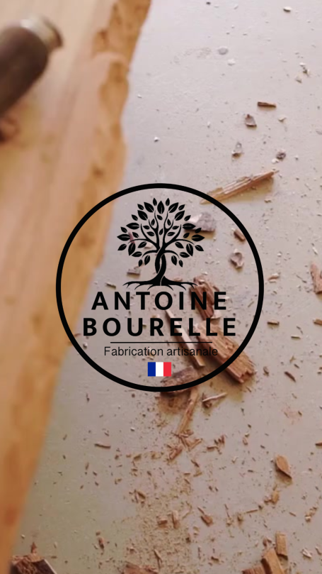 Logo d'Antoine Bourelle avec un arbre stylisé et des copeaux de bois en arrière-plan.