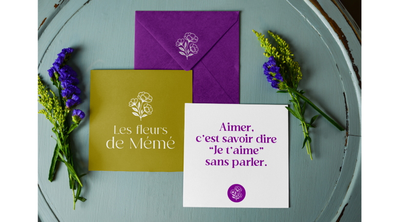 Cartes décoratives avec fleurs, sur fond de table. Texte en violet sur fond blanc.