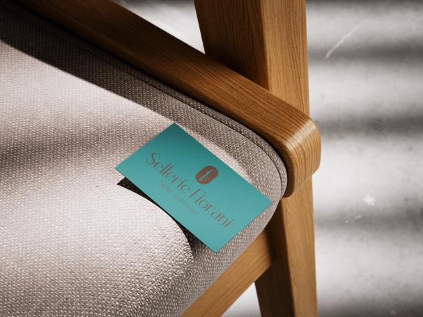 Étiquette turquoise sur un fauteuil en bois, avec le logo "NobleRose".