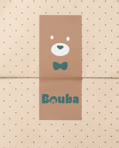 Tissu beige avec un ours mignon et le mot "Bouba" en bas.